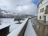 El invierno llegó y, de momento, se queda. El frío y las precipitaciones abundantes se instalarán en todo el país -tanto en la Península como en las Islas Canarias- a lo largo de toda esta semana, mientras que la cota de nieve seguirá bajando hasta situarse en los 700 metros, según el portavoz de la Agencia Estatal de Meteorología (AEMET), Ruben del Campo.