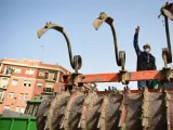 Archivo - Arxiu - Un agricultor participa en la tractorada convocada pels carrers de València, Comunitat Valenciana, (Espanya), a 30 de març de 2021