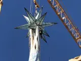 La Sagrada Familia instala la estrella en la torre de la Virgen María.