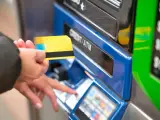Un usuario utilizando su tarjeta de débito en un cajero automático.