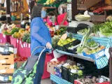 Una mujer comprando en un mercado CEDIDA POR EL GOBIERNO DE CANARI (Foto de ARCHIVO) 2/8/2021