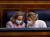 La vicepresidenta primera del Gobierno y ministra de Economía, Nadia Calviño (i) conversa con la vicepresidenta segunda y ministra de Trabajo, Yolanda Díaz (d) durante la sesión de control que se celebra, este miércoles, en el Congreso de los Diputados.