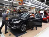 Dos trabajadores en la línea de producción del Seat León en la fábrica de Martorell (Barcelona) SEAT