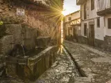 Candelario se encuentra enclavado a más de 1.100 metros de altura, en plena comarca de la Sierra de Béjar. Sus callejuelas empedradas y su arquitectura son el testigo mudo de cómo este municipio se ha preparado durante siglos para las grandes nevadas de la zona. Además, su casco histórico, declarado Conjunto Histórico-Artístico en 1975, alberga la ermita del siglo XVIII en honor al Cristo del Refugio.