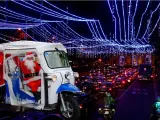 Luces de navidad: así es un recorrido por Madrid en Tuk tuk