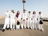 Sebastian Vettel posa con las participantes en su evento de karting para mujeres en Arabia Saudí.
