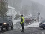 Los efectos de la borrasca Barra se han sentido todavía más este miércoles y se espera que para este jueves el tiempo siga siendo complicado, sobre todo en el extremo norte peninsular, "con lluvias persistentes y abundantes en el litoral de Cantabria, País y el Alto Ebro, y nevadas copiosas en los Pirineos, con la cota de nieve subiendo a lo largo del día desde los 500-600 m hasta en torno a los 1.500 metros".