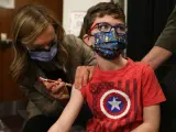 Un niño recibe la vacuna contra la covid en Canadà.