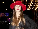 La modelo Marta López Álamo, pareja actual de Kiko Matamoros, ha acudido a la inauguración de Lula Club con un atrevido conjunto: pantalones y chaqueta con flecos combinados con un sombrero rojo y un sujetador a la vista.