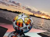 El nuevo balón para las eliminatorias de Champions League.