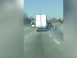 Un camión arrastra un coche que ha quedado metido debajo de él, en una autopista de Illinois, Estado de Medio Oeste norteamericano.