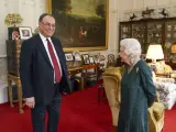 Andrew Bailey, gobernador del Banco de Inglaterra, junto a la Reina Isabel II.