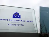 Vista exterior con logo del Banco Central Europeo (BCE) en Frankfurt, Alemania, 16 de diciembre de 2021.