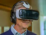 Bill Gates portando unas gafas de realidad virtual.