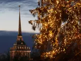 Vista del &aacute;rbol de Navidad iluminado en la Plaza del Palacio con el Edificio del Almirantazgo al fondo, en San Petersburgo.