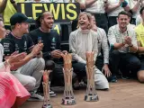 Susie Wolff, en el centro junto a Lewis Hamilton celebrando una victoria