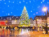 En Estrasburgo se encuentra el Mercado de Navidad más antiguo de Francia, con casi 450 años de antigüedad. Uno de los eventos más importantes del año es el encendido de las luces y del precioso árbol central que destaca por su tamaño y belleza. Y es que es también uno de los más grandes de Europa.