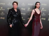 Las actrices Aitana Sánchez Gijón y Milena Smit han posado juntas en encuentro de los nominados a los Goya. Aitana ha apostado por un abrigo negro con lentejuelas y Milena se ha decantado por un atrevido conjunto color burdeos.