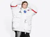 Imagen promocional de la chaqueta de Balenciaga inspirada en los trajes espaciales.