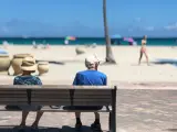 Jubilados, pensionista en la playa.