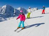 Familia practica esquí durante el invierno
