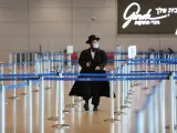 Un viajero con mascarilla por la pandemia de covid-19, en el aeropuerto internacional  Ben Gurion, en Tel Aviv, Israel.