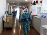 Una enfermera del Hospital del Mar de Barcelona, vestida con EPI durante la sexta ola de la pandemia de la Covid-19.