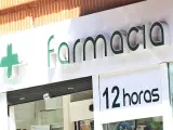 Archivo - Arxiu - Imatge de recurs de la porta principal d'una farmàcia en la qual es llig '12 horas