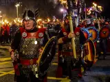 Procesión del Hogmanay con antorchas por las calles de Edimburgo (Escocia) para recibir el nuevo año.