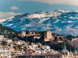 Hermoso paisaje de la Alhambra de Granada en frente de Sierra Nevada en invierno.