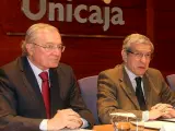 Manuel Azuaga (izqda), actual presidente de Unicaja, junto a Braulio Medel, titular de la Fundaci&oacute;n Bancaria y principal accionista del banco fusionado con Liberbank