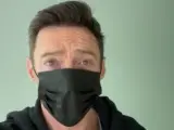 Hugh Jackman explica en su cuenta de Twitter que ha dado positivo en covid.