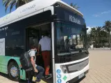 Un pasajero subiendo a un autobús de hidrógeno verde en la ciudad de Tarragona.