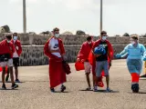 Un trabajador de la Cruz Roja con varios de los 34 migrantes que han sido rescatados por Salvamento Marítimo, cuando iban en una patera, en el Muelle de La Cebolla, a 1 de septiembre de 2021, en Lanzarote, Islas Canarias (España). La patera con los migrantes fue avistada al norte de Arrecife y una embarcación de Salvamento Marítimo acudió a su rescate. Todos los ocupantes se encuentran en buen estado de salud. Un total de nueve pateras han arribado a Lanzarote en la última semana. 01 SEPTIEMBRE 2021;CANARIAS;MIGRANTES;INMIGRANTES;LANZAROTE;PATERA;MAR;EMBARCAICÓN;CRUZ ROJA Europa Press / Europa Press (Foto de ARCHIVO) 01/9/2021