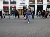 Varias personas con bolsas pasean en una calle comercial del centro de Madrid, a 2 de enero de 2022, en Madrid, (España). Comienzan las rebajas de enero que generarán un 14 % más de empleo, sobre todo en logística, respecto a 2021. Aunque las rebajas comienzan oficialmente el 7 de enero, algunas marcas adelantan el inicio de los descuentos para paliar la campaña de Navidad que no cumplió con las expectativas de crecimiento del sector por la llegada de Ómicron. 02 ENERO 2022;COMPRAS;VENTAS;SHOPPING;COMERCIO;TIENDA;50% Jesús Hellín / Europa Press 02/1/2022