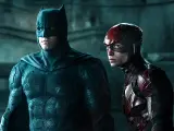 Ezra Miller como Flash acompañado de Ben Affleck como Batman