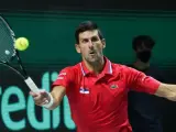 Dispuesto a conquistar otro Open de Australia, el serbio Djokovic vuela con polémica a Melbourne. El número uno mundial ha conseguido del Estado de Victoria una exención médica para jugar sin estar vacunado. La razón que justifica esa exención "no puede ser desvelada", dice el director ejecutivo del torneo. Y Djokovic "no ha recibido trato de favor", sostiene la responsable local de deportes. El malestar entre los australianos vacunados al 90% levanta ampollas. "Es una vergueza", " le van a abuchear" "¿qué problema médico tiene un deportista de élite?" El primer ministro australiano ha intervenido para decir que Djokovic volverá de inmediato en un avión a su casa si en el aeropuerto no presenta evidencias médicas suficientes que justifiquen que no puede ser vacunado contra la COVID.