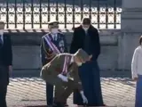 Los reyes han inaugurado su agenda oficial de 2022 con la celebración de la Pascua Militar en el palacio Real. Instantes antes de que sonara el himno nacional, a la reina se le ha caído un objeto. Es entonces cuando el rey Felipe se ha agachado a recogerlo y la banda, atenta, ha dejado de tocar.