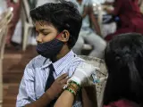 Un estudiante recibe la vacuna contra el coronavirus en India.