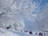 Conocida por su pintoresco paisaje invernal y como "capital de la escarcha" y "paraíso del esquí" la ciudad de Jilin, al noreste de China, atrae cada año a decenas de miles de aficionados del esquí. La estación invernal fascina a los residentes locales y turistas atraídos por su belleza. La escarcha, que brilla en las ramas de los árboles como el cristal, deja un impresionante paisaje.