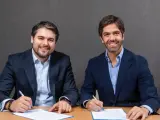 Borja Oria (derecha), Managing Partner de Banca de Inversi&oacute;n de Arcano Partners y Joaqu&iacute;n Dur&aacute;n (izquierda), Fundador y Partner de BlueBull, firrmando el acuerdo de integraci&oacute;n.