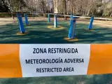 Una zona restringida al paso con una cinta tras activarse la alerta por meteorología adversa, en el parque de El Retiro.
