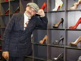 El diseñador Christian Louboutin junto a sus creaciones.