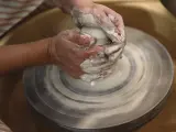 Clara Doblas moldea una pieza de cerámica en el torno que tiene en su taller.