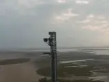 La estructura se eleva desde la instalación Starbase de Boca Chica (Texas).