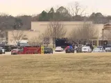 La Policía en el exterior de la sinagoga Congregación Beth Israel en Colleyville, en Texas (EE UU), donde han sido secuestradas varias personas.