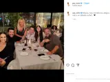 La actriz Paula Echevarría ha querido compartir esta foto en sus redes sociales junto a su actual pareja Miguel Torres y unos amigos en un restaurante, en Madrid.
