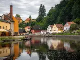 Este pueblo medieval de cuento tiene coloridas casas y tejados puntiagudos y es una visita imprescindible más allá de Praga. Su castillo merece mucho la pena.