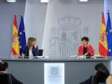 La ministra portavoz del Gobierno, Isabel Rodríguez (d), y la ministra de Transportes, Movilidad y Agenda Urbana, Raquel Sánchez, dan una rueda de prensa tras la reunión del Consejo de Ministros este martes en el complejo del Palacio de La Moncloa.