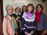 (I-D) La presidenta del partido, Pilar Aguilar; Fátima Arranz; Sandra Moreno; la secretaria general Puri Lietor y Juana Gallego, posan en una rueda de prensa de presentación del partido Feministas Al Congreso (FAC), en el Ateneo de Madrid, a 18 de enero de 2022, en Madrid (España).
